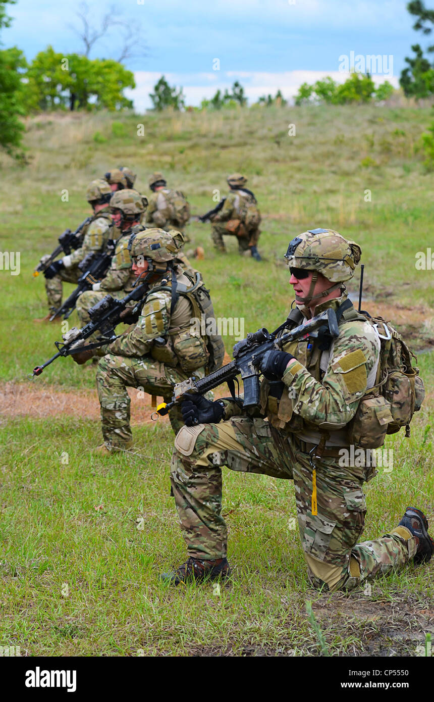 Noi forze per le operazioni speciali durante una messa in scena firefight dimostrando la gamma della US Army Special Operations funzionalità Aprile 22, 2012 a Fort Bragg, N.C. Foto Stock