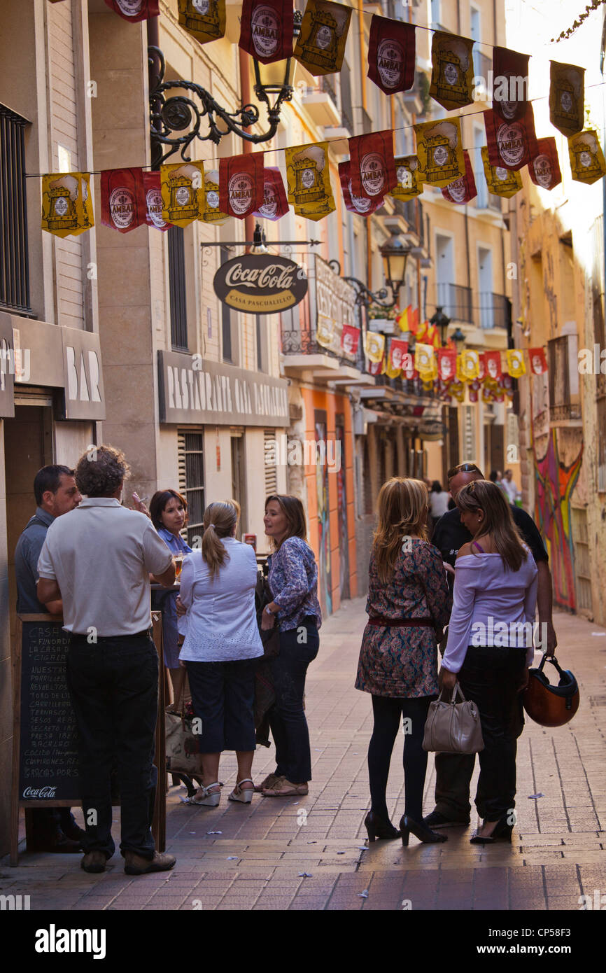 Spagna, regione di Aragona, provincia di Zaragoza, Zaragoza, El Tubo area di intrattenimento, folle su Calle de la Libertad street Foto Stock