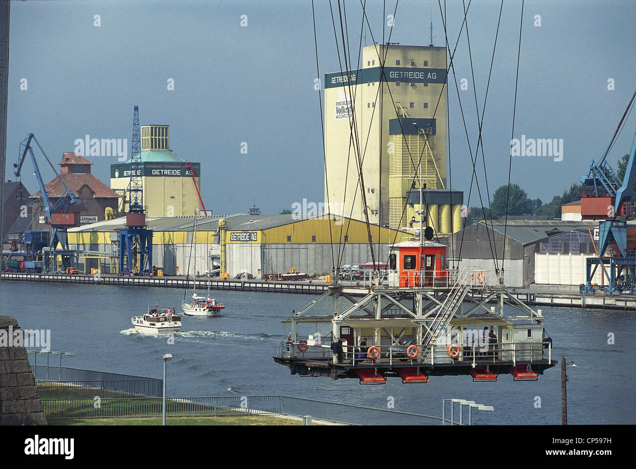 Germania - Schleswig-Holstein - canale tra il Mar Baltico e il Mare del Nord - Rendsburg. Ponte di sospensione. Foto Stock