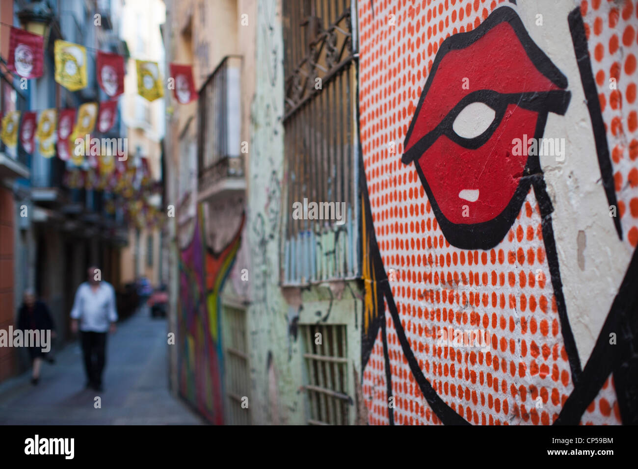 Spagna Aragona Regione Provincia di Zaragoza Zaragoza El Tubo area di intrattenimento arte di strada sulla Calle de la Libertad street (editoriale Foto Stock