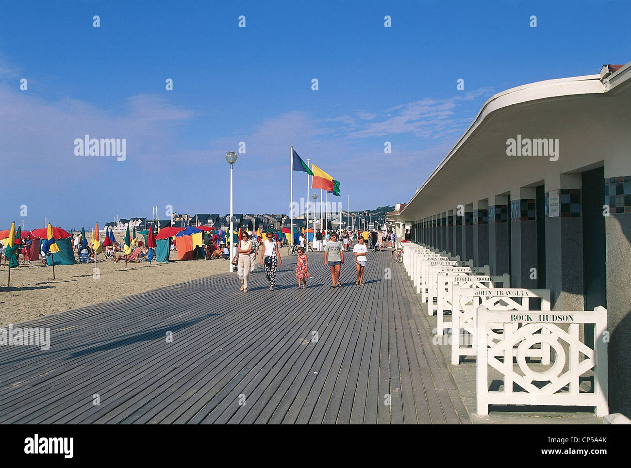 Francia - Normandia - Calvados - Deauville. Stabilimenti balneari sulla spiaggia. Foto Stock