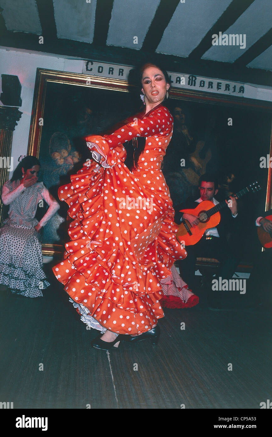 Spagna. La Feria, vestiti donna gitana che balla il flamenco Foto stock -  Alamy