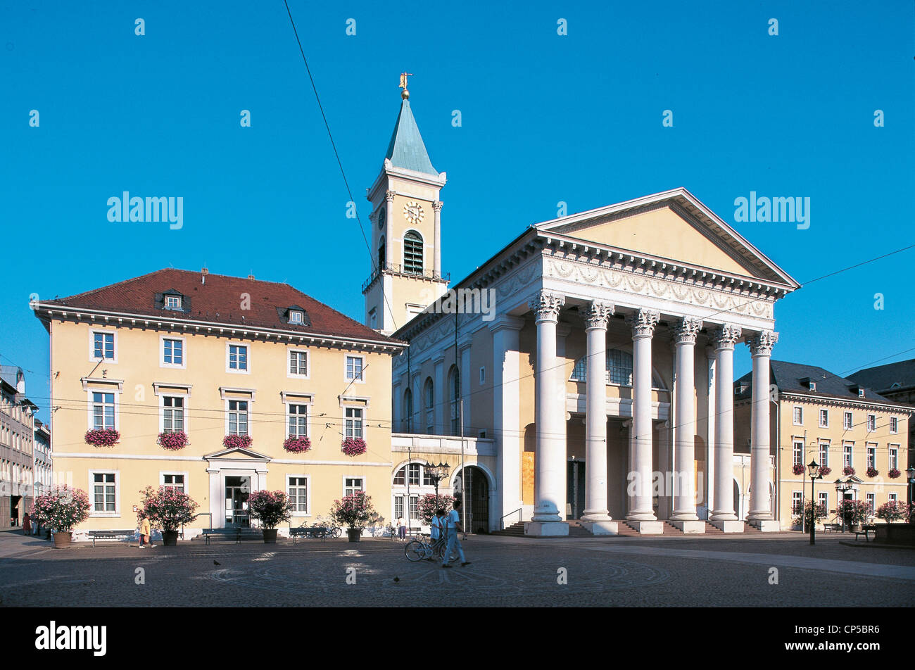 Germania, Valle del Reno, Karlsruhe, Marktplatz: chiesa neoclassica Foto Stock
