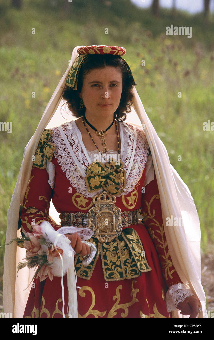 Sicilia - Piana degli Albanesi (PA) - Sposa in abito tradizionale per il  fatto di matrimonio secondo il rito bizantino Foto stock - Alamy