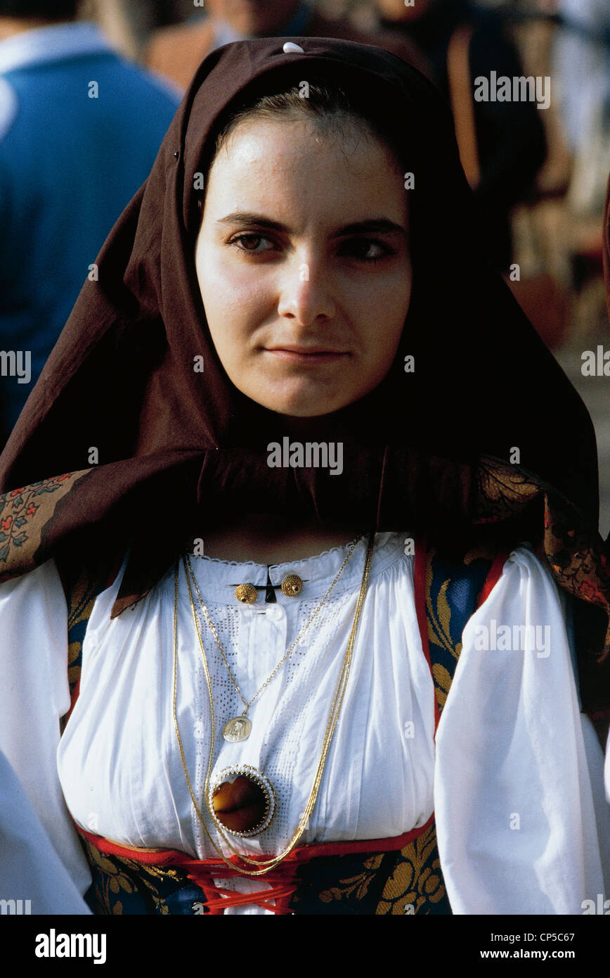 Sardegna - Mandrolisai - Aritzo (NU), la sagra della castagna. Donne in  costume tradizionale Foto stock - Alamy