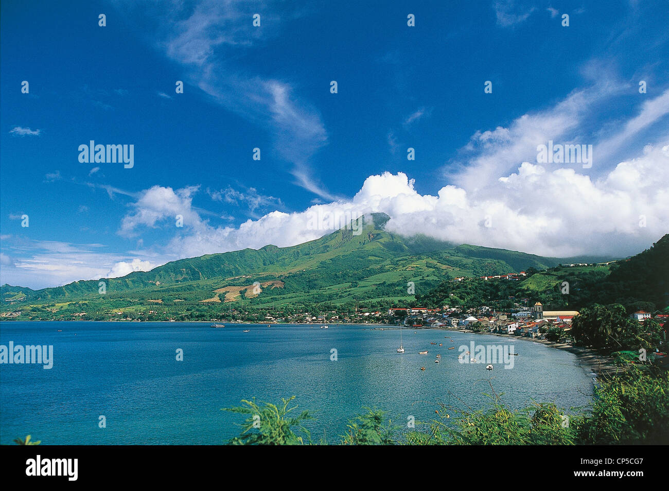 Martinica (dipartimenti d' oltremare della Francia) - SAINT-PIERRE, RADA dominato dal vulcano PELE Foto Stock
