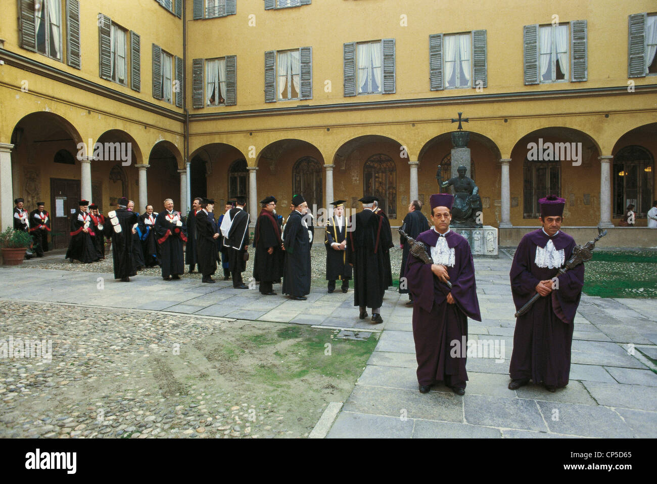 Lombardia Università di Pavia "Cerimonia di membri della facoltà del corteo accademico Foto Stock