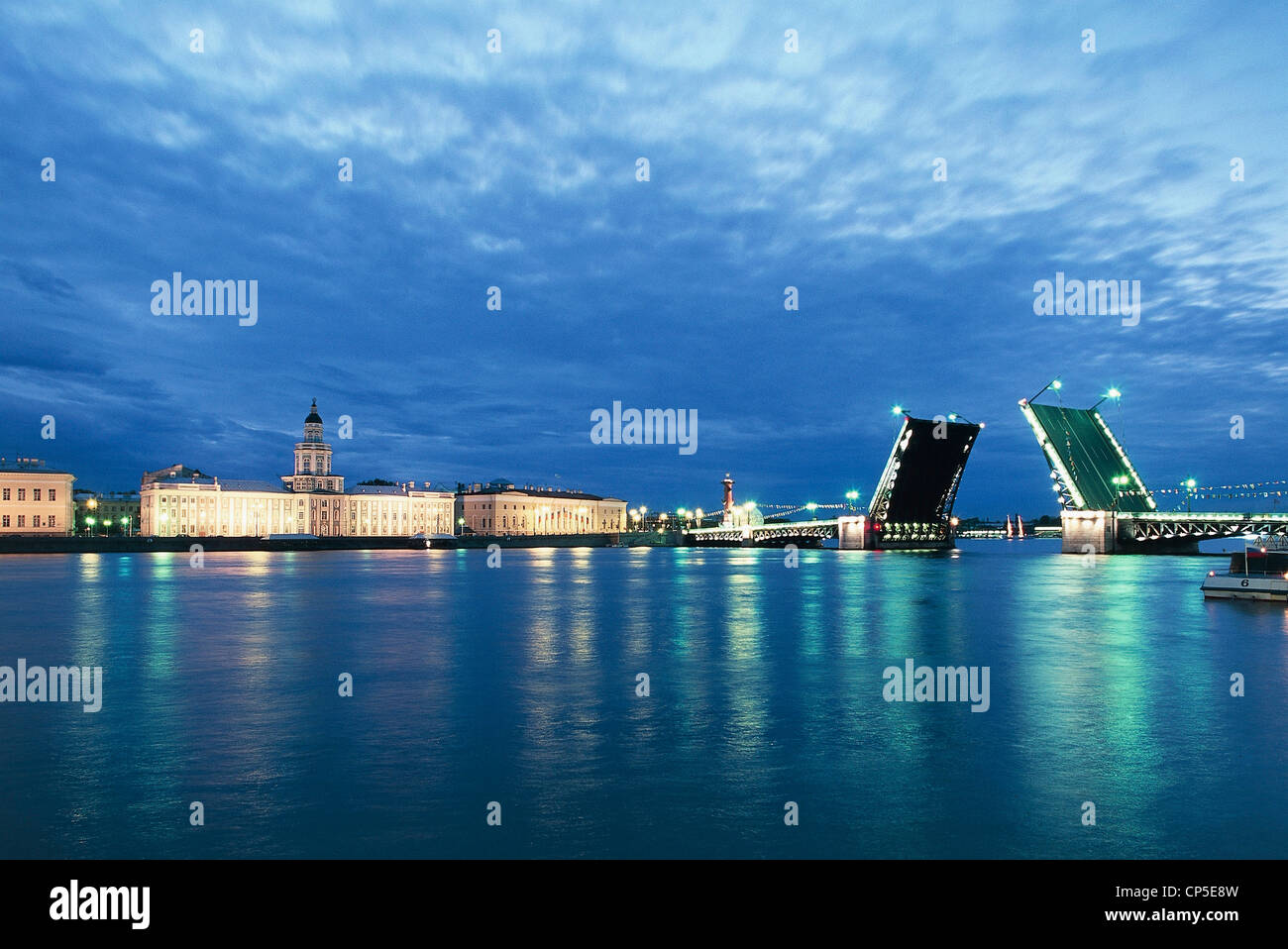 Russia San Pietroburgo, centro monumentale (patrimonio UNESCO 1990). apertura del ponte di Palazzo (Dvorcovyj deve; 1916) sulla Neva Foto Stock