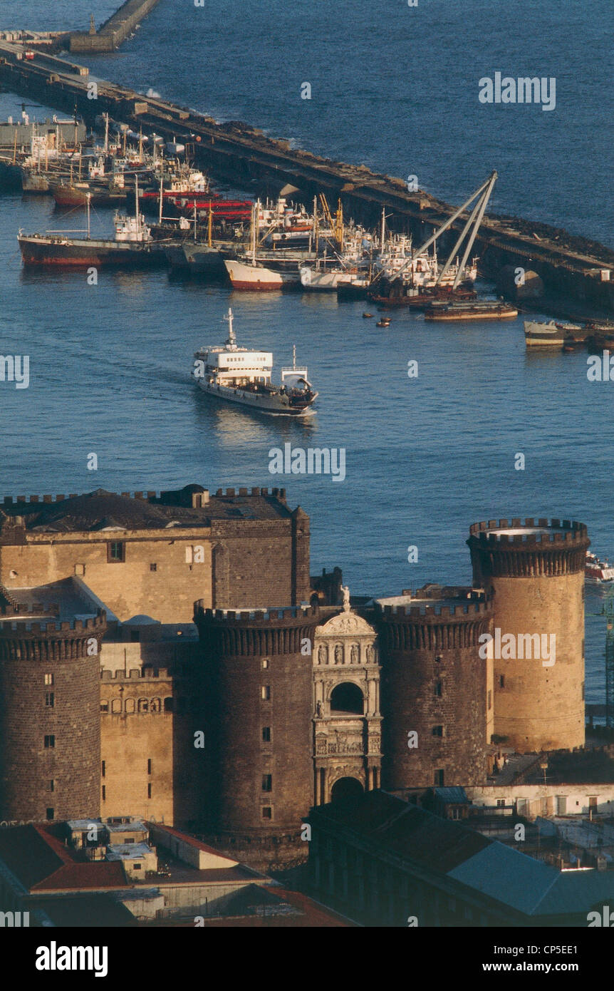 Campania - Napoli. Vista del porto con il Maschio Angioino o Castel Nuovo. Foto Stock