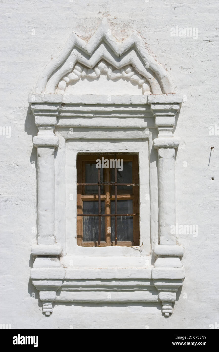Russia - Pereslavl-Zalessky. Il monastero Gorickij (Gorickij monastyr, XVII e il XVIII secolo). Una finestra. Foto Stock