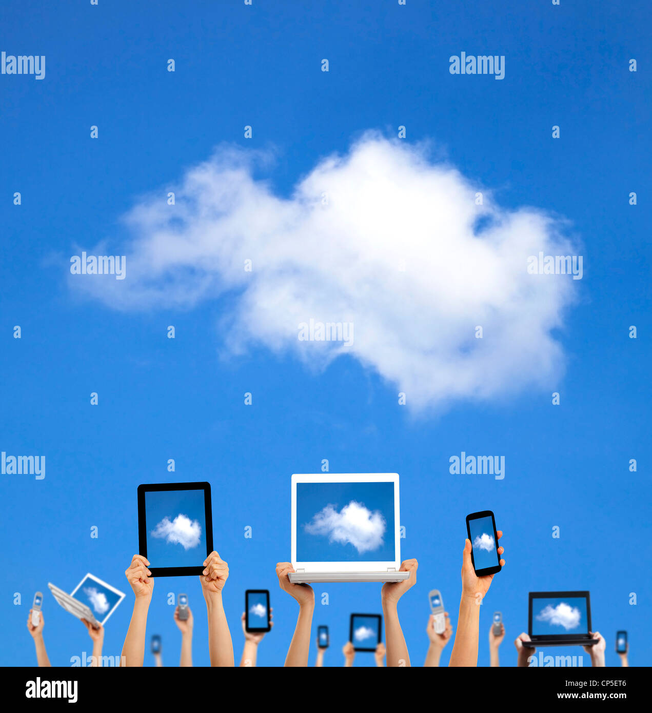 Il cloud computing concetto.mani tenendo il computer portatile smart phone e tablet touch pad Foto Stock