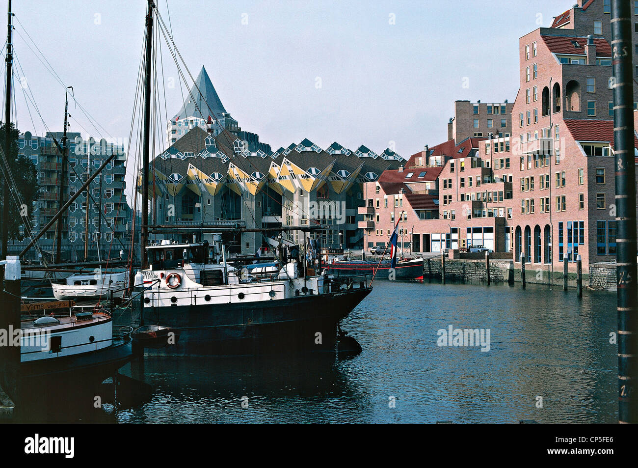 Paesi Bassi - Olanda meridionale - Rotterdam. Sullo sfondo la Cube Case (Kubuswoning. Architetto Piet Blom, 1984) Foto Stock