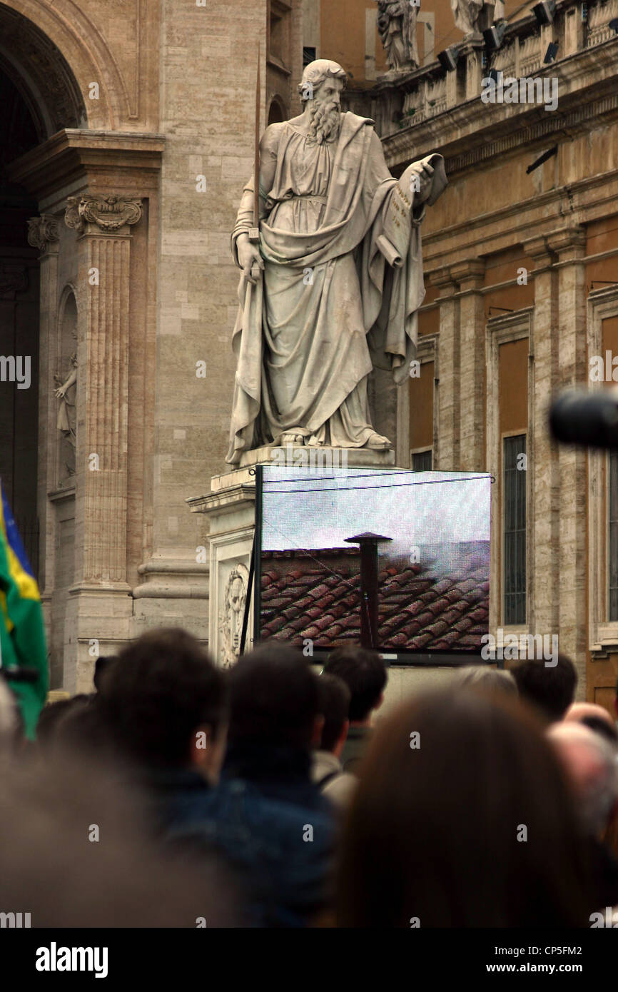 Città del Vaticano del XXI secolo - Aprile 20, 2005. Elezione di Papa Benedetto XVI. Conclave. Emissione di fumo bianco Foto Stock