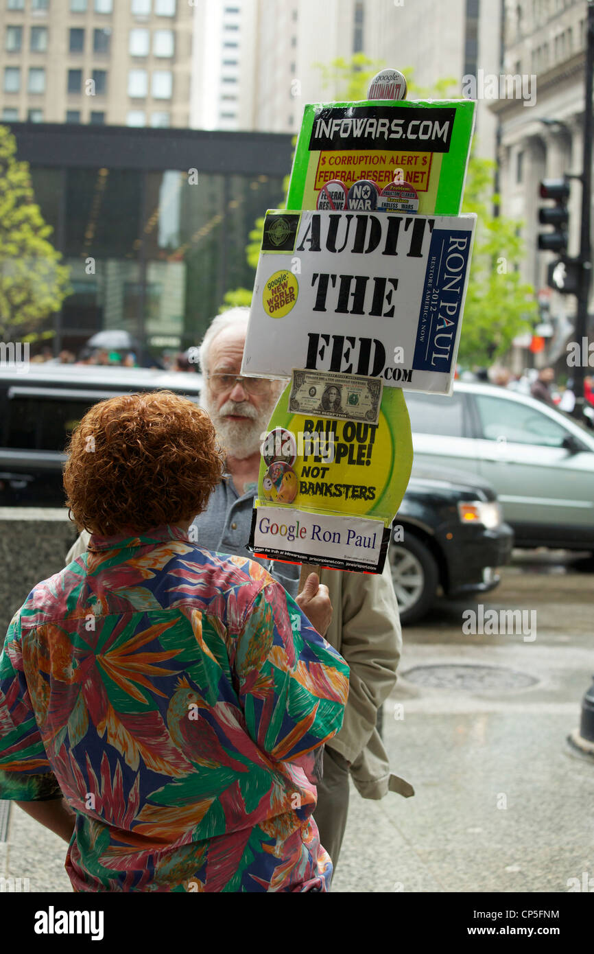 Un anti-corporate anti-bank Ron Paul sostenitore parla a un passante. Giorno di maggio 2012 Federal Plaza Chicago Foto Stock