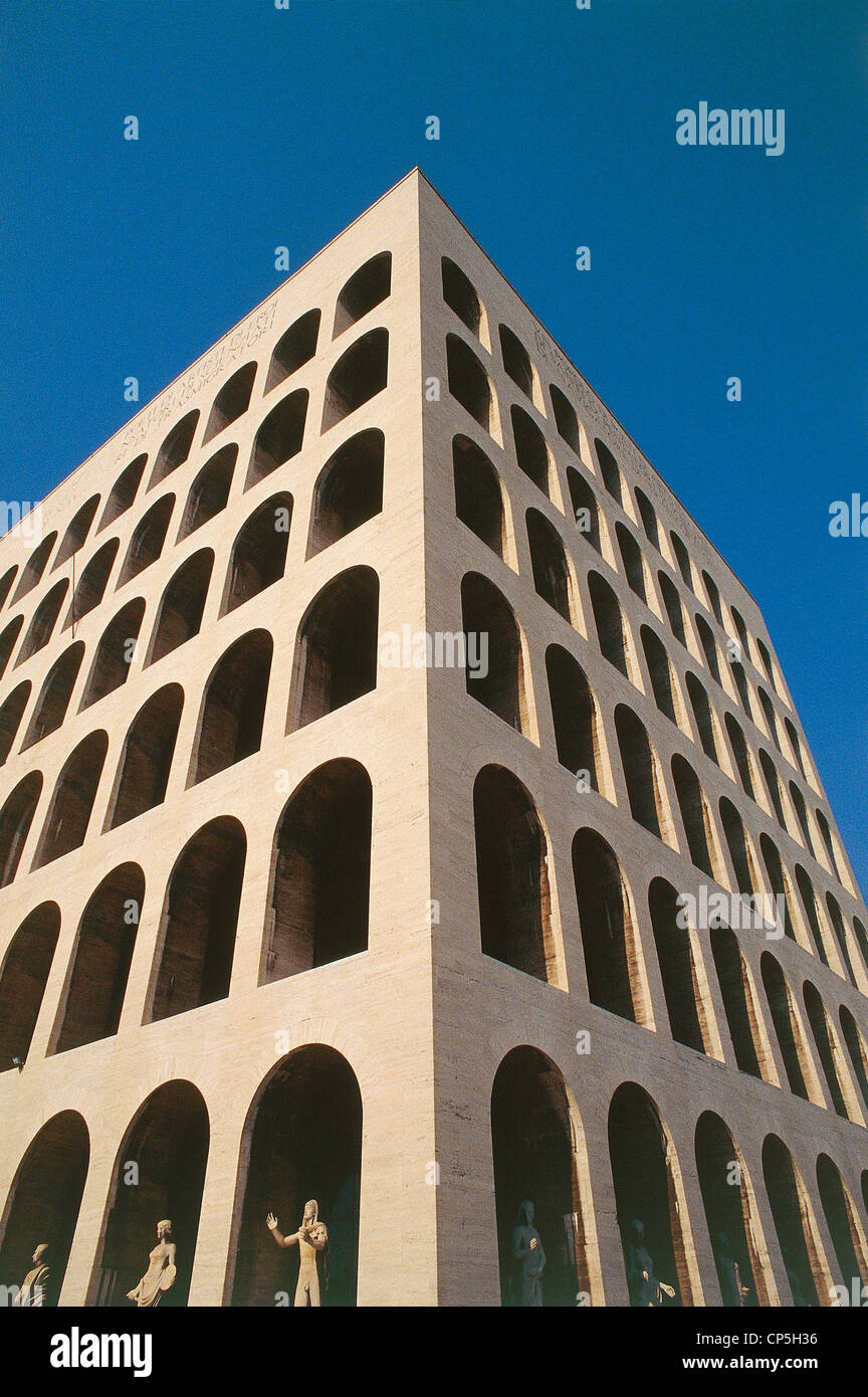 Lazio Roma, quartiere EUR. Palazzo della Civiltà Italiana, noto anche come Palazzo della Civiltà del Lavoro o Colosseo Quadrato. Foto Stock