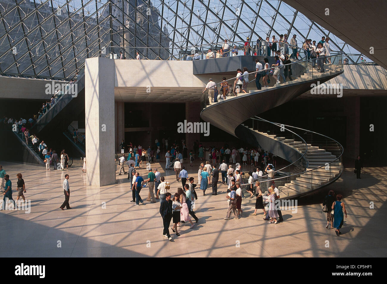 Francia - Ile de France - Paris. La vista dall'interno della piramide del Louvre: il grand escalier Foto Stock