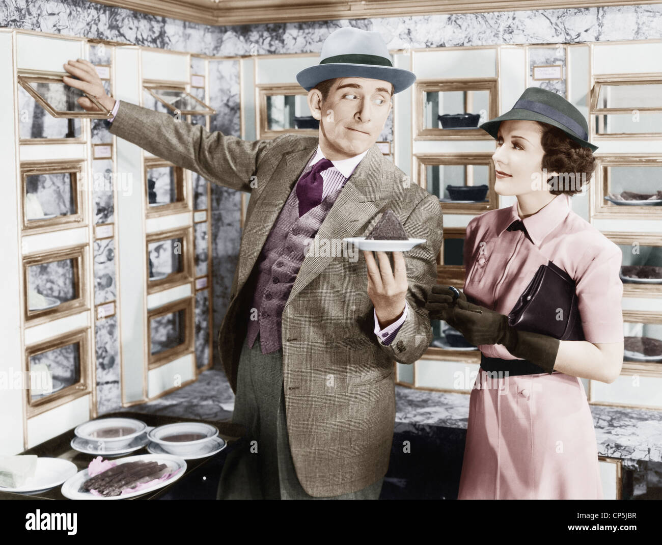 Uomo di servire un piatto di una donna in un Automat Foto Stock