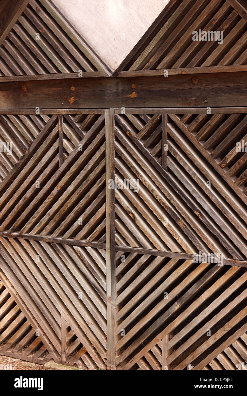 Slatted decorativi in legno Pannelli dello schermo su Edificio utenze, Dune du Pyla, Francia. Foto Stock