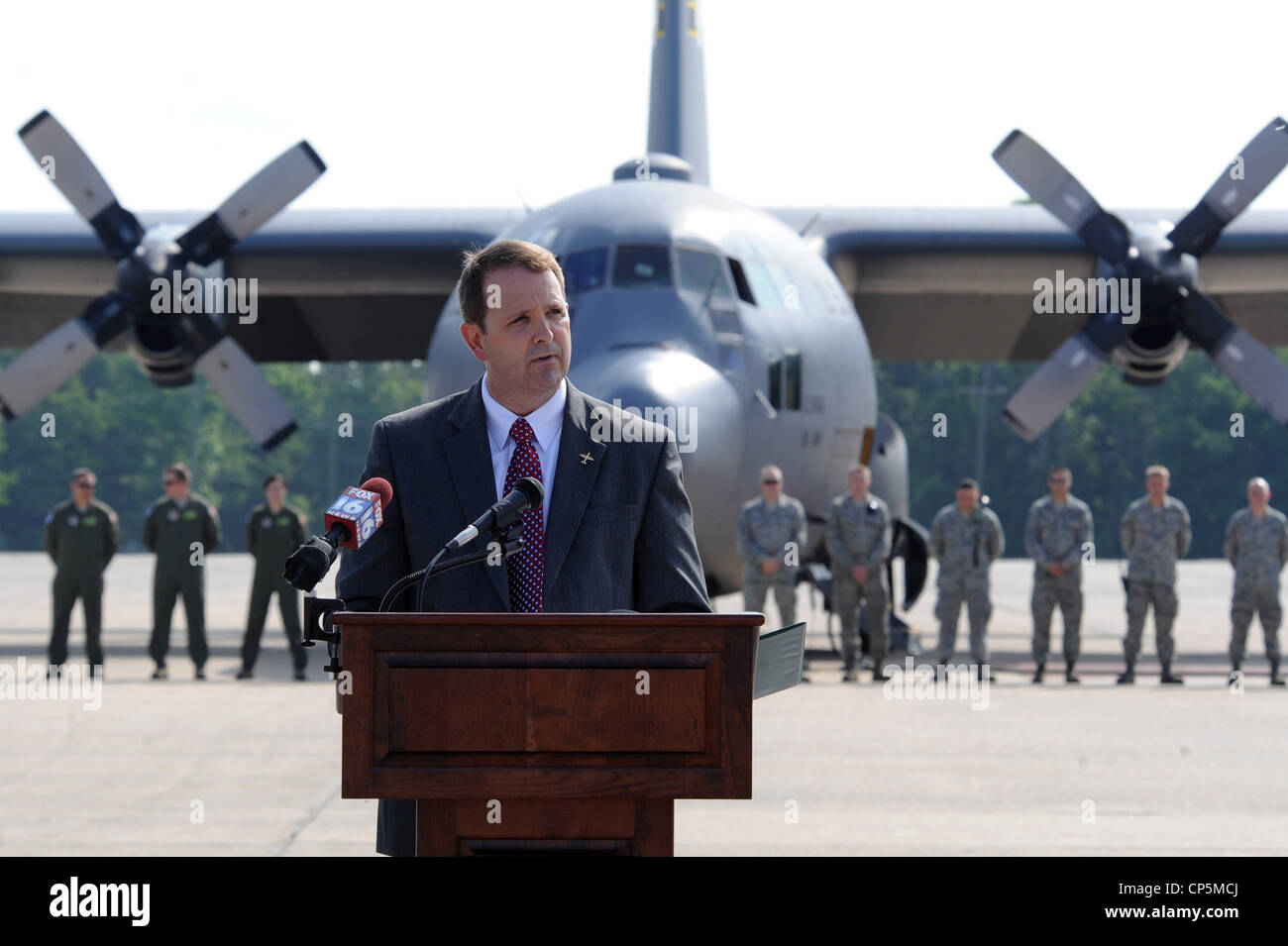 Fred ross, vice presidente di c-130 programmi per la Lockheed Martin, parla a un pubblico che frequentano il pensionamento del c130e 61-2358, 1 maggio, 2012, a Little Rock Air Force Base, arca. Foto Stock