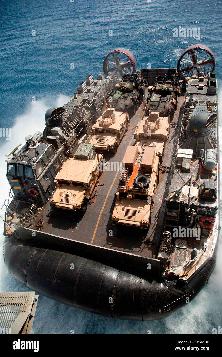 Un hovercraft della marina con l'unità di Artigianato di Assalto 5 parte l'isola di Makin della USS che trasporta i veicoli e il personale dell'unità di spedizione marina 11 maggio qui 1. Le unità sono impiegate come parte del Makin Island Amphibious Ready Group, attualmente una forza di riserva del teatro del comando centrale degli Stati Uniti. Il gruppo fornisce supporto alle operazioni di sicurezza marittima e agli sforzi di cooperazione per la sicurezza del teatro nella 5° area di responsabilità della flotta degli Stati Uniti. Foto Stock