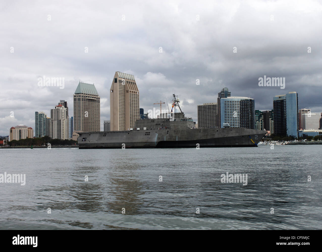 La nave da combattimento litoranea USS Independence (LCS 2) arriva a homeport a San Diego. Dopo due anni di addestramento al largo delle coste della Florida, il transito di 23 giorni della nave da Mayport, Florida, a San Diego segna il completamento positivo dei test del pacchetto di missioni di contromisure minerarie per individuare, localizzare e distruggere le mine in un ambiente tattico. L'indipendenza ha anche transitato sul canale di Panama e ha condotto una visita portuale e operazioni con la marina messicana. Foto Stock