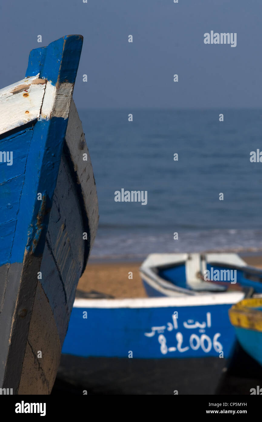 Blue barche di legno sulla spiaggia di Taghazout Foto Stock