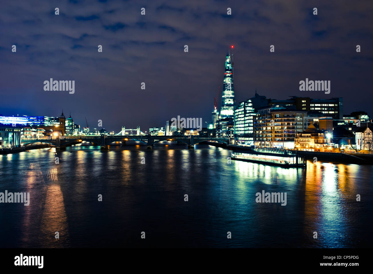 Londra di notte cityscape skyline della città di Londra di shard fiume Tamigi Foto Stock