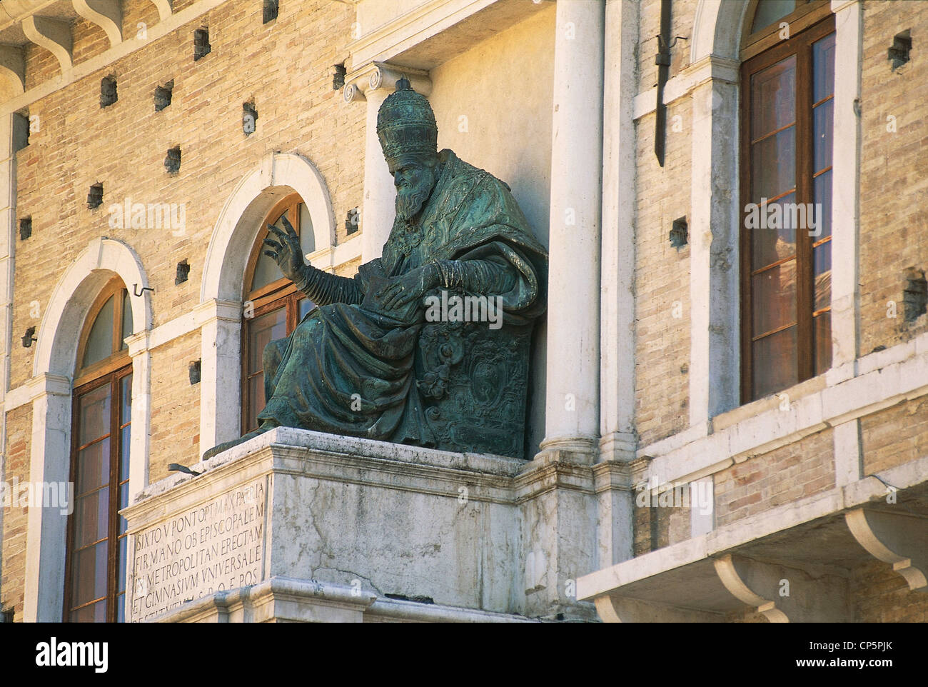 Marche. Fermo. Palazzo dei Priori, balcone centrale con la statua in bronzo di papa Sisto V creato da Accursio Baldi, chiamato Foto Stock