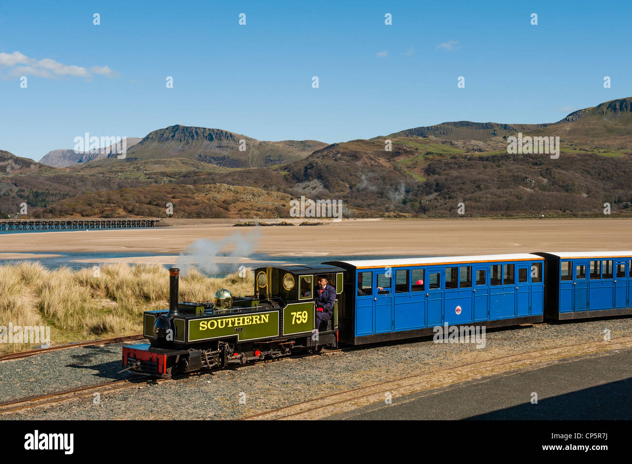 La miniatura Fairbourne treni a vapore, con Cadair Idris mountain in background, Gwynedd, North Wales UK Foto Stock