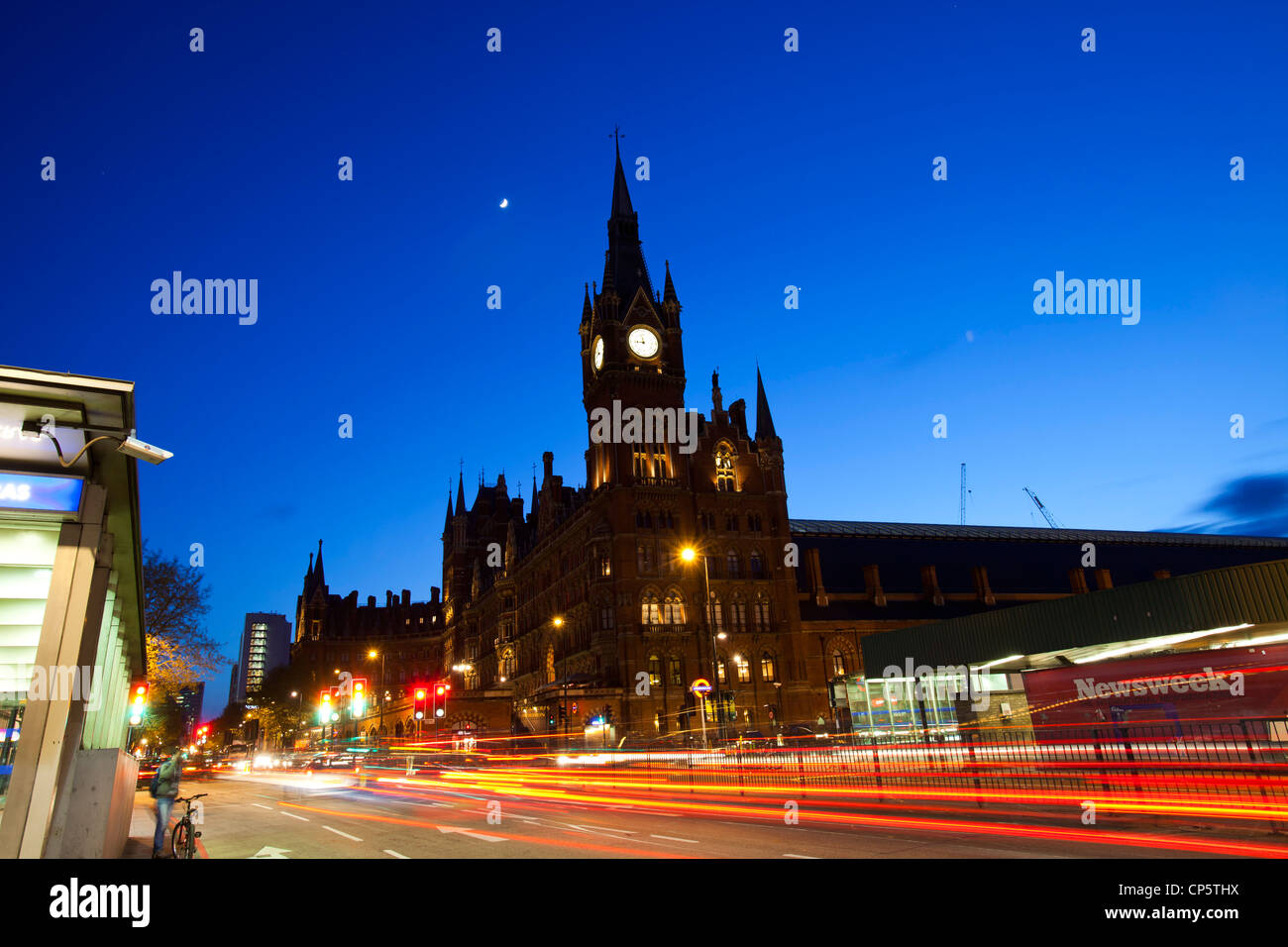 Euston road e St Pancras stazione ferroviaria al crepuscolo, Londra, Regno Unito. Foto Stock