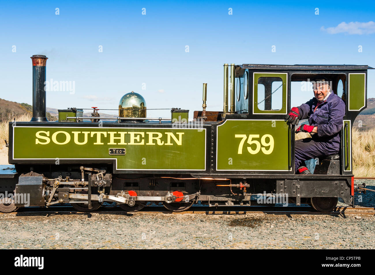 Un driver di vapore nella cabina del Fairbourne (vicino a Blaenau Ffestiniog) miniatura Steam Railway, Gwynedd, North Wales UK Foto Stock