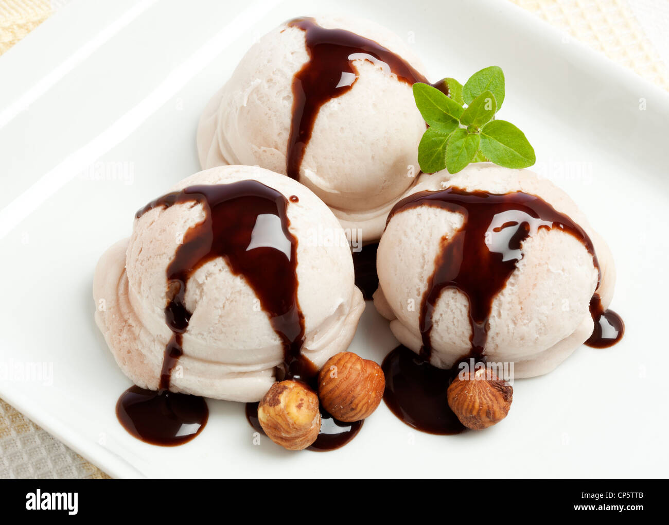 Nocciola gelato dessert con cioccolato Topping Foto Stock