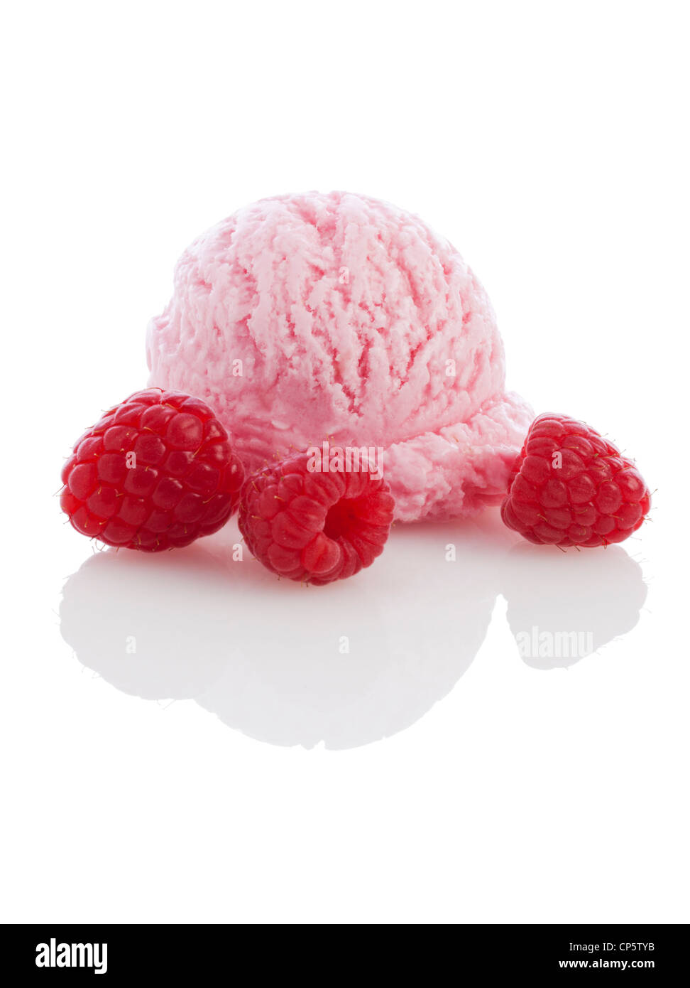 Gelato al lampone Scoop e lamponi isolati su sfondo bianco Foto Stock