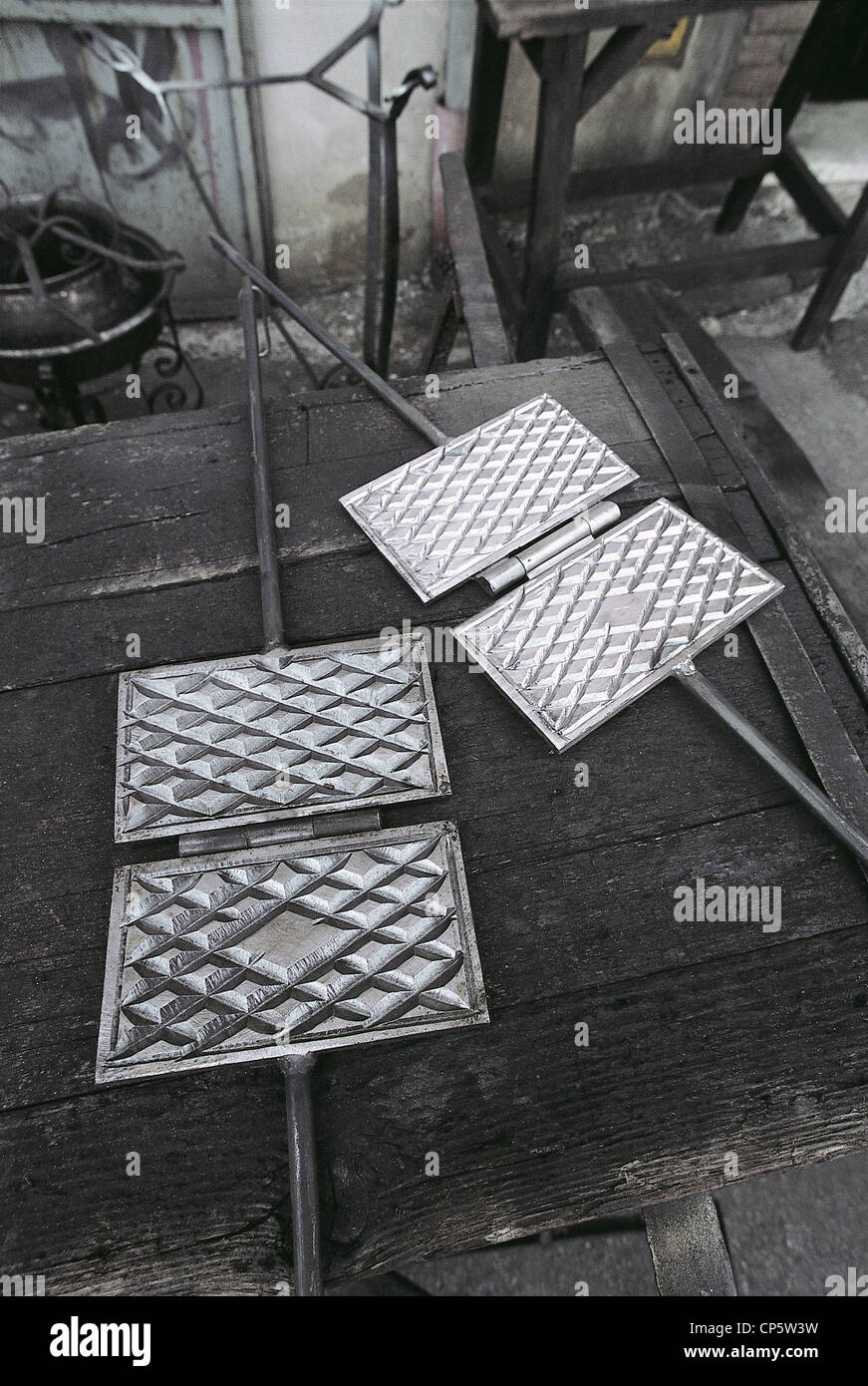 Abruzzo Guardiagrele utensili per la lavorazione del ferro Ferratelle Foto  stock - Alamy