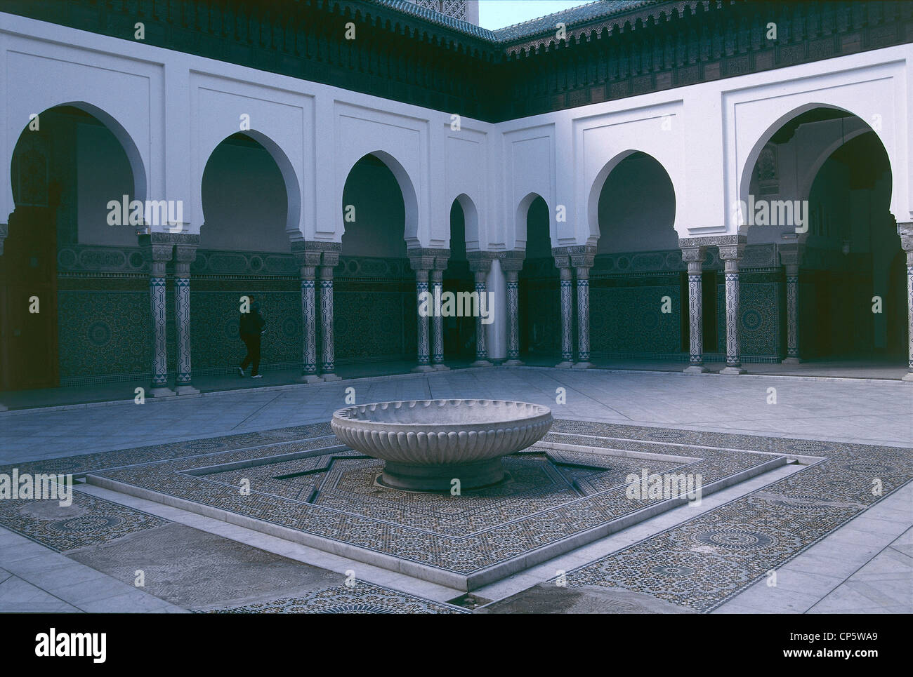 Francia - Parigi. La moschea, un portico del cortile Foto Stock