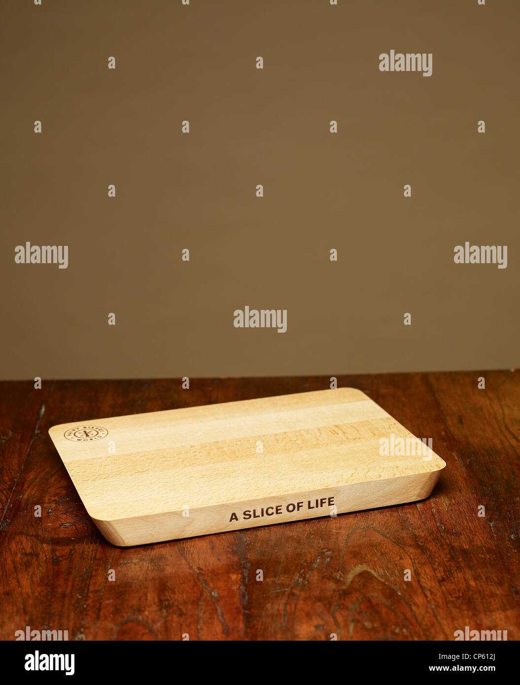 Svuotare il pane di bordo su un tavolo di legno top Foto Stock