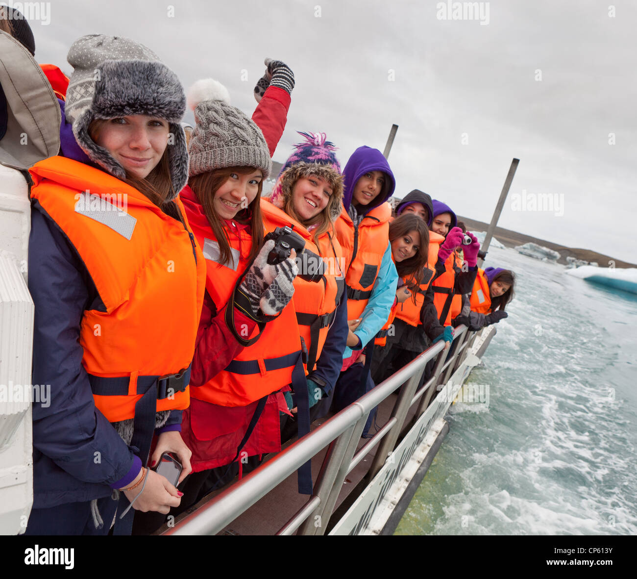 Le ragazze adolescenti sulle barche anfibio tour di Jokulsarlon, laguna glaciale, Breidamerkurjokull, Vatnajokull calotta di ghiaccio, Islanda Foto Stock