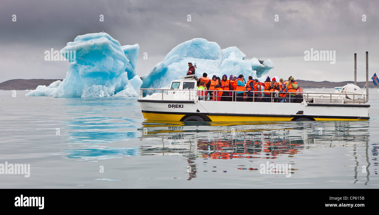 Barche anfibio con turisti Jokulsarlon laguna glaciale Breidamerkurjokull, ghiacciaio Vatnajokull calotta di ghiaccio, Islanda Foto Stock