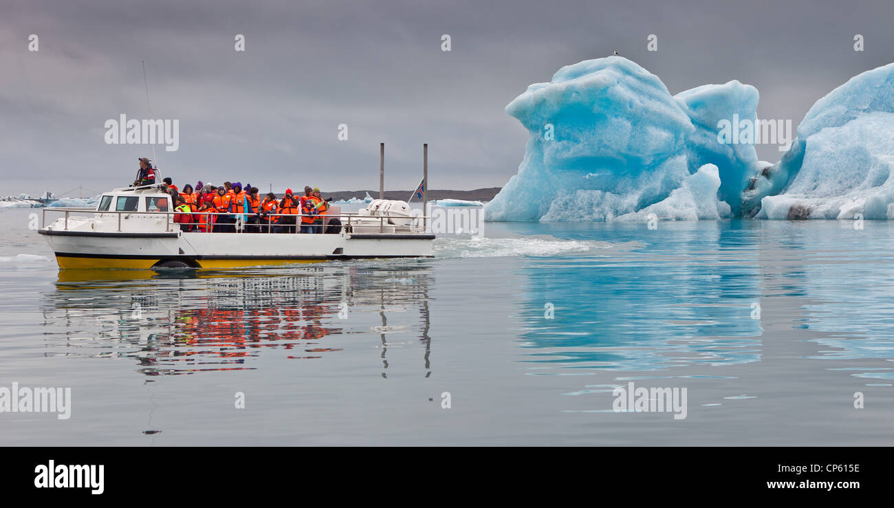 Barche anfibio con turisti Jokulsarlon laguna glaciale Breidamerkurjokull, ghiacciaio Vatnajokull calotta di ghiaccio, Islanda Foto Stock