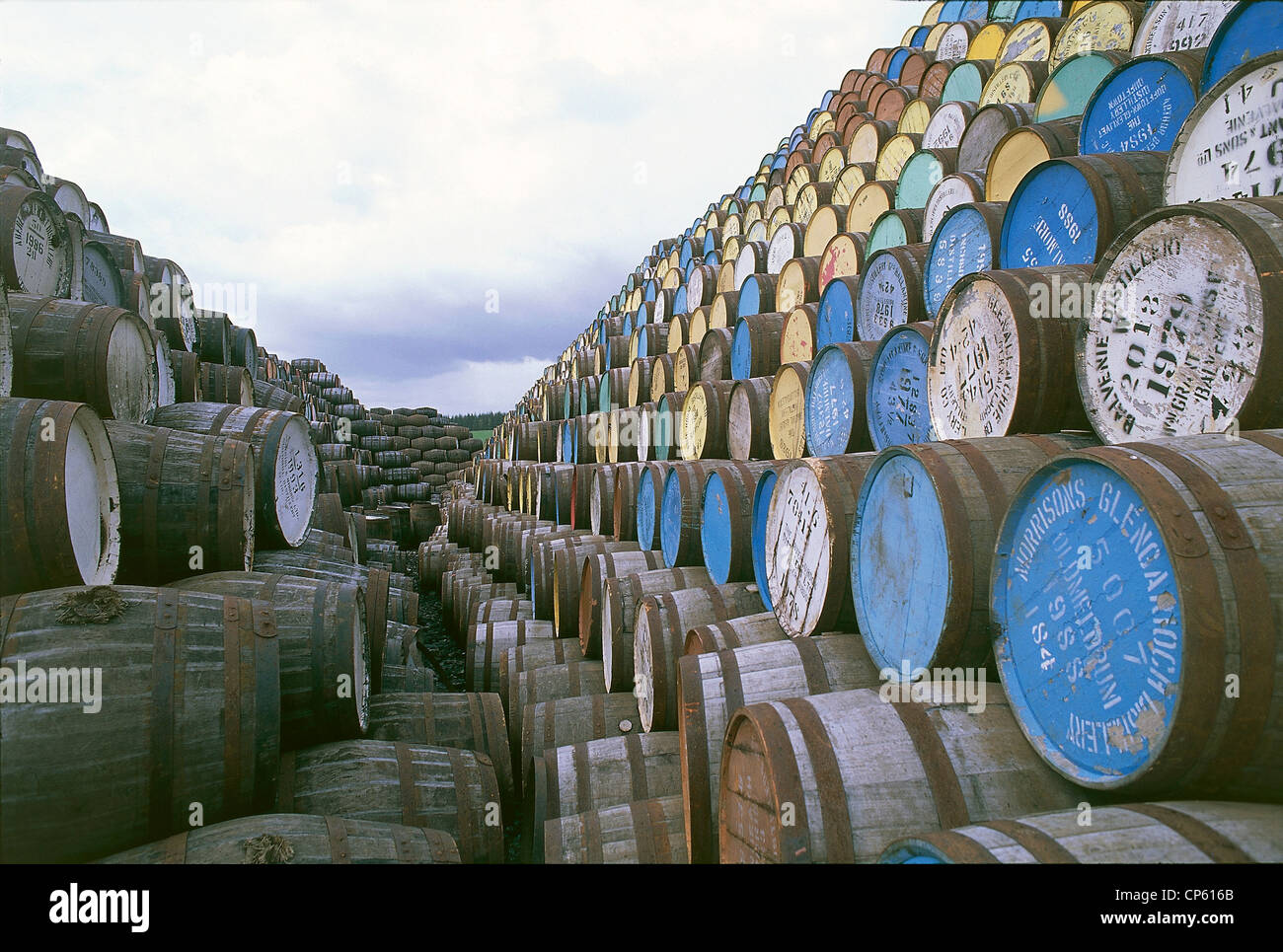 Il Regno Unito Scozia Moray Craigellachie Malt Whisky Trail. La Speyside Cooperage Barileria shop. La riparazione delle canne. Foto Stock