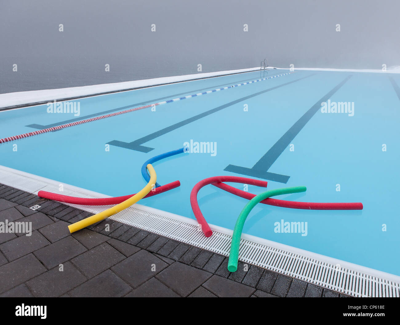 Energia geotermica piscina riscaldata, Skagafjordur, Islanda. Le piscine sono aperte tutto l'anno grazie alla conveniente energia geotermica. Foto Stock