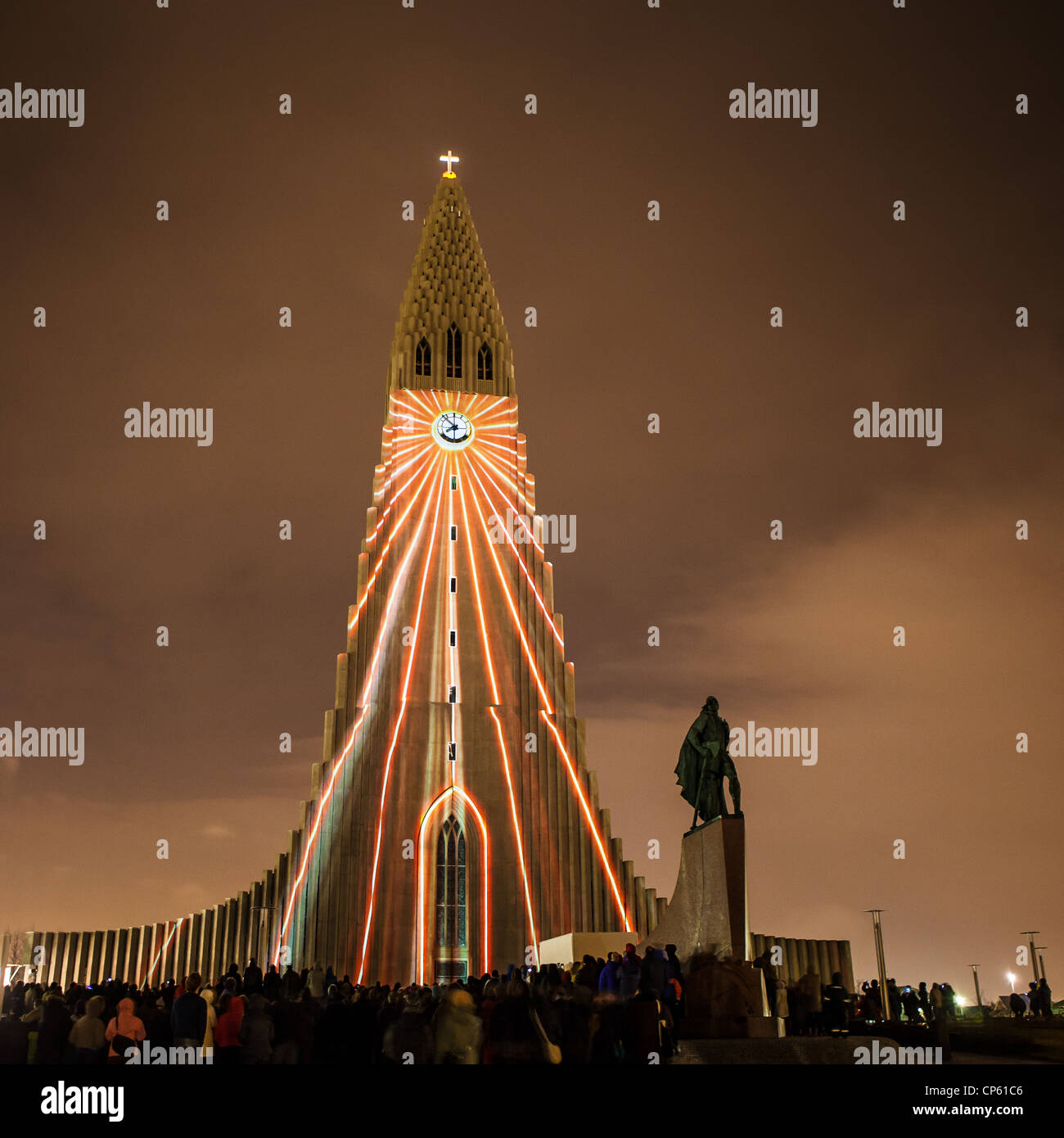 La luce laser show sulla Chiesa Hallgrimskirkja, Reykjavik, IcelandStatue di explorer Leif Eriksson. Invernale annuale festival delle luci Foto Stock