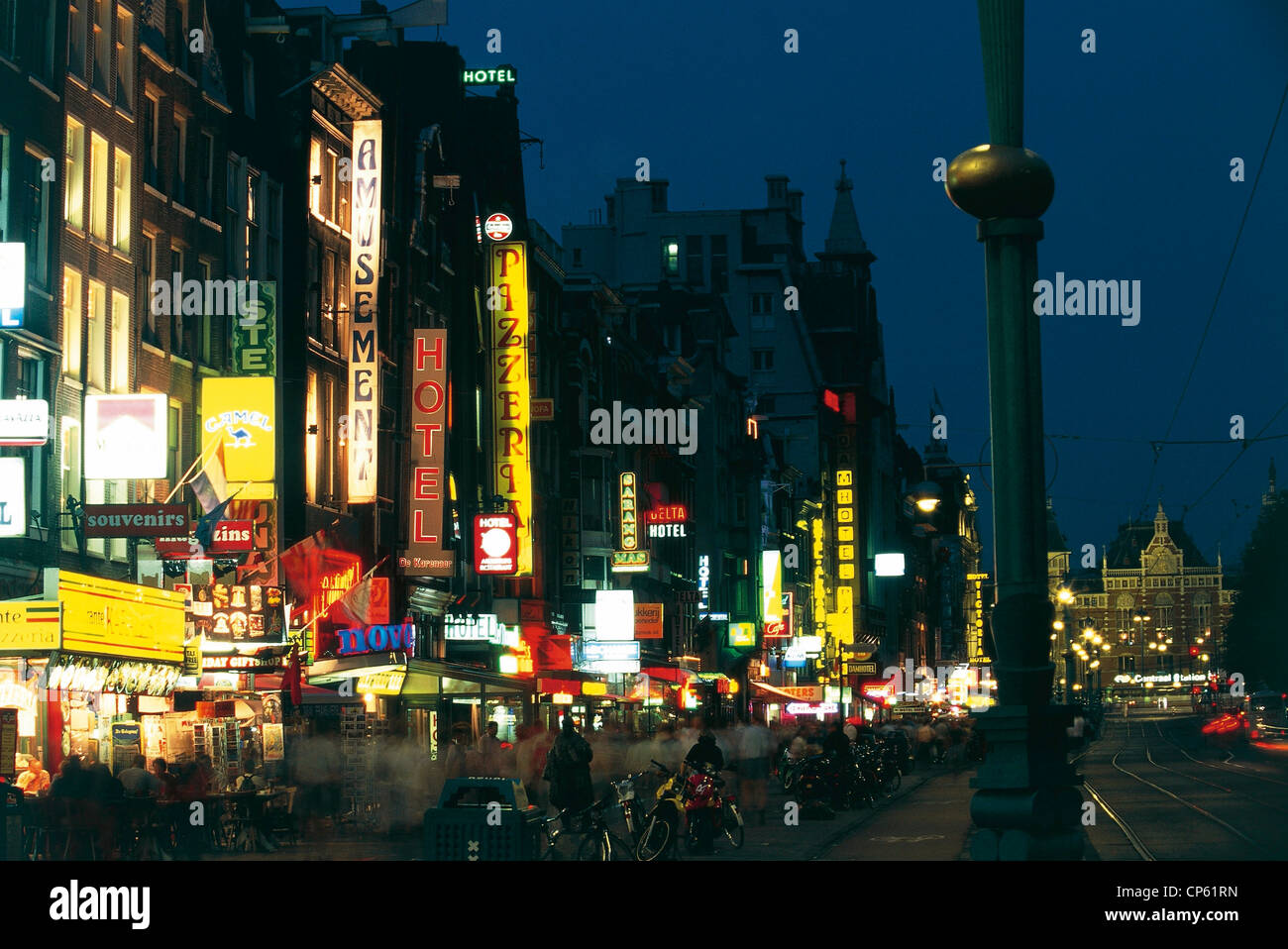 Paesi Bassi - Paesi Bassi - Amsterdam - Damrak, di notte. Foto Stock