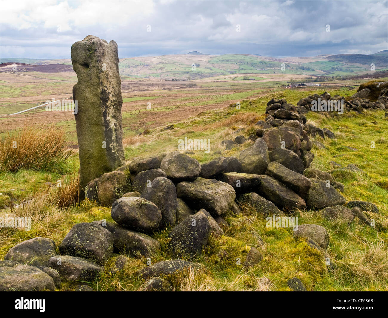 La Staffordshire Moorlands, vicino Newstones, guardando verso Shutlingsloe, Parco Nazionale di Peak District Foto Stock