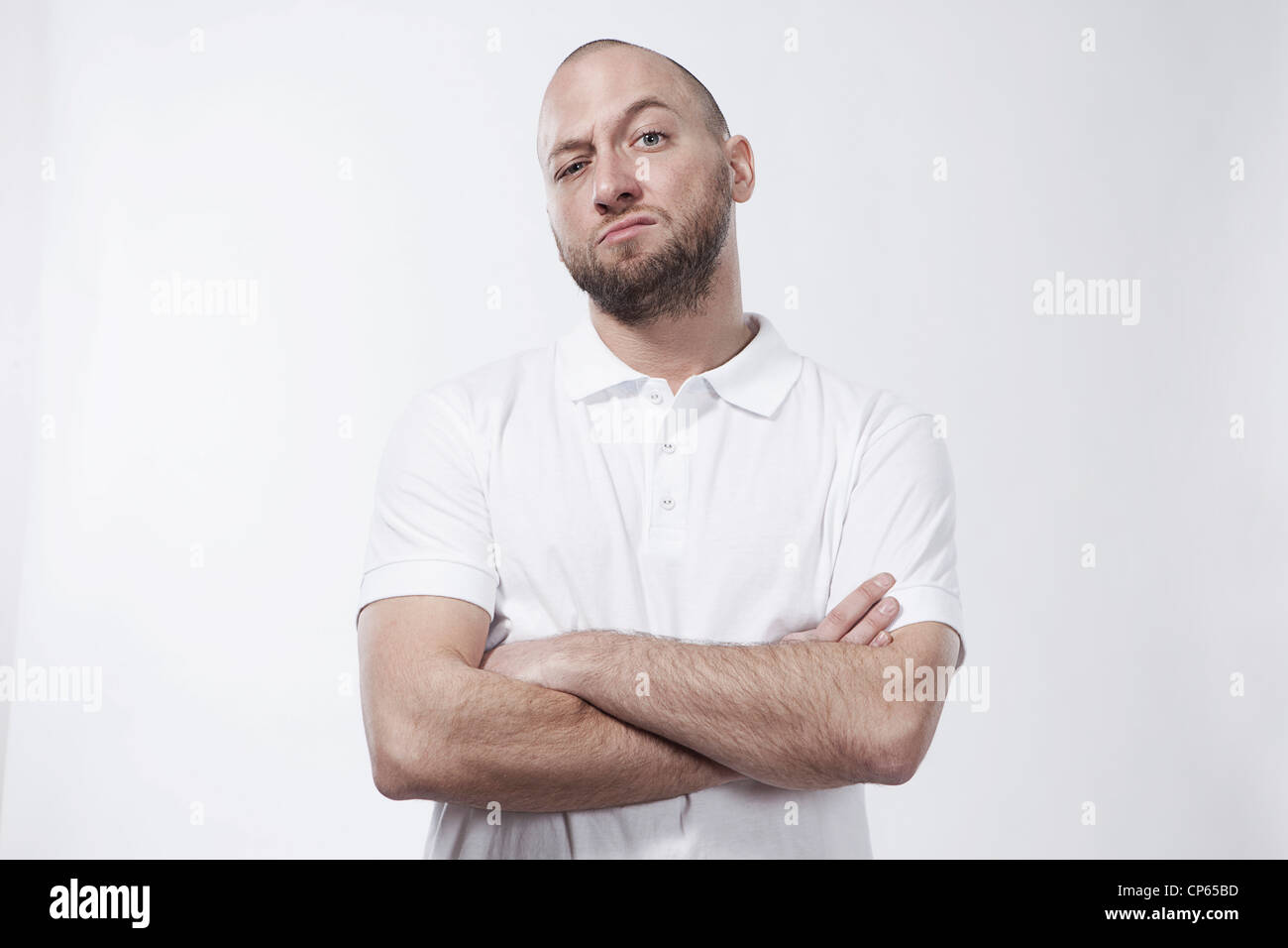 Metà uomo adulto con le braccia incrociate, ritratto Foto Stock