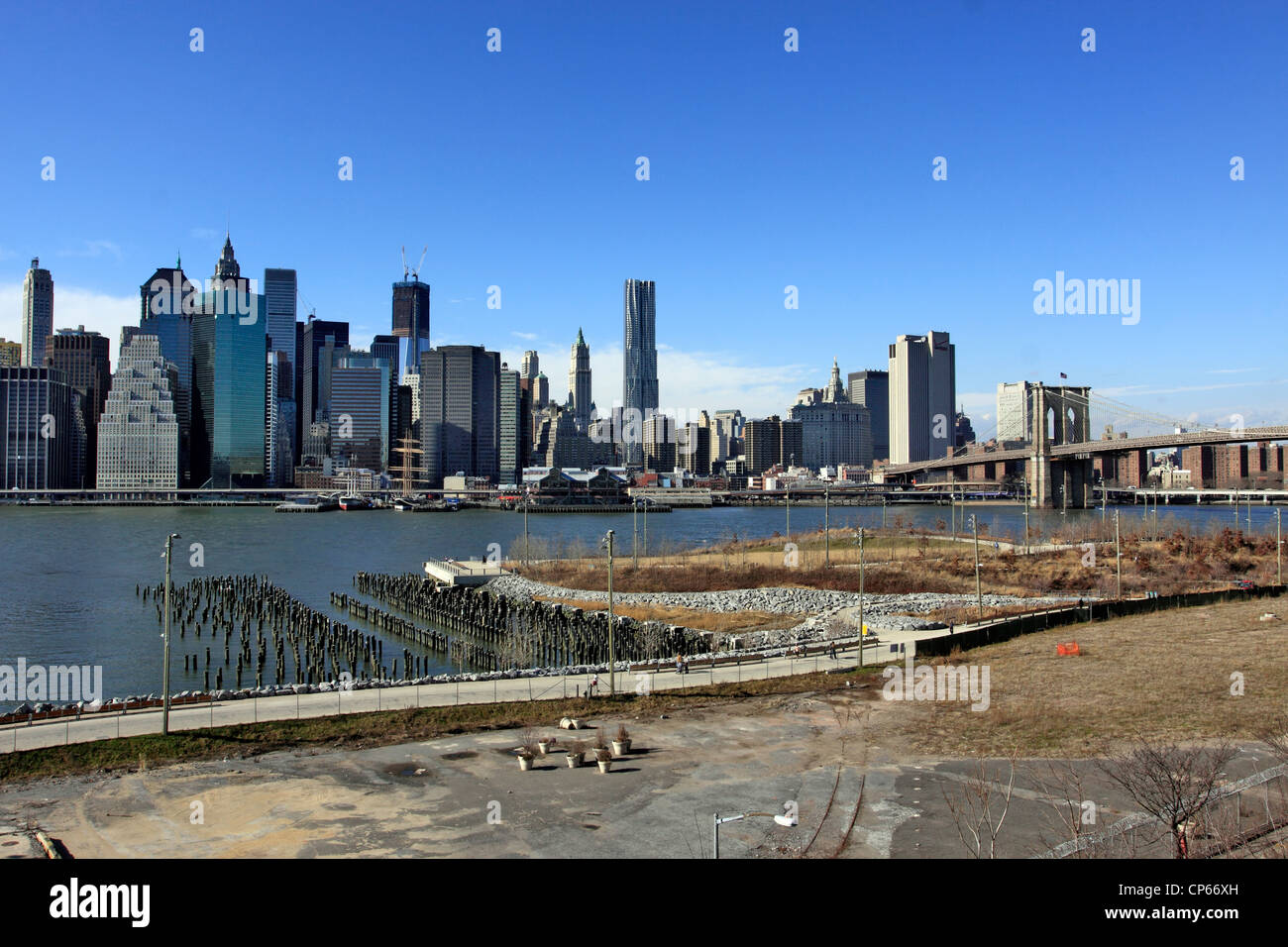 La parte inferiore di Manhattan New York City vista da Brooklyn attraverso l'East River. Foto Stock