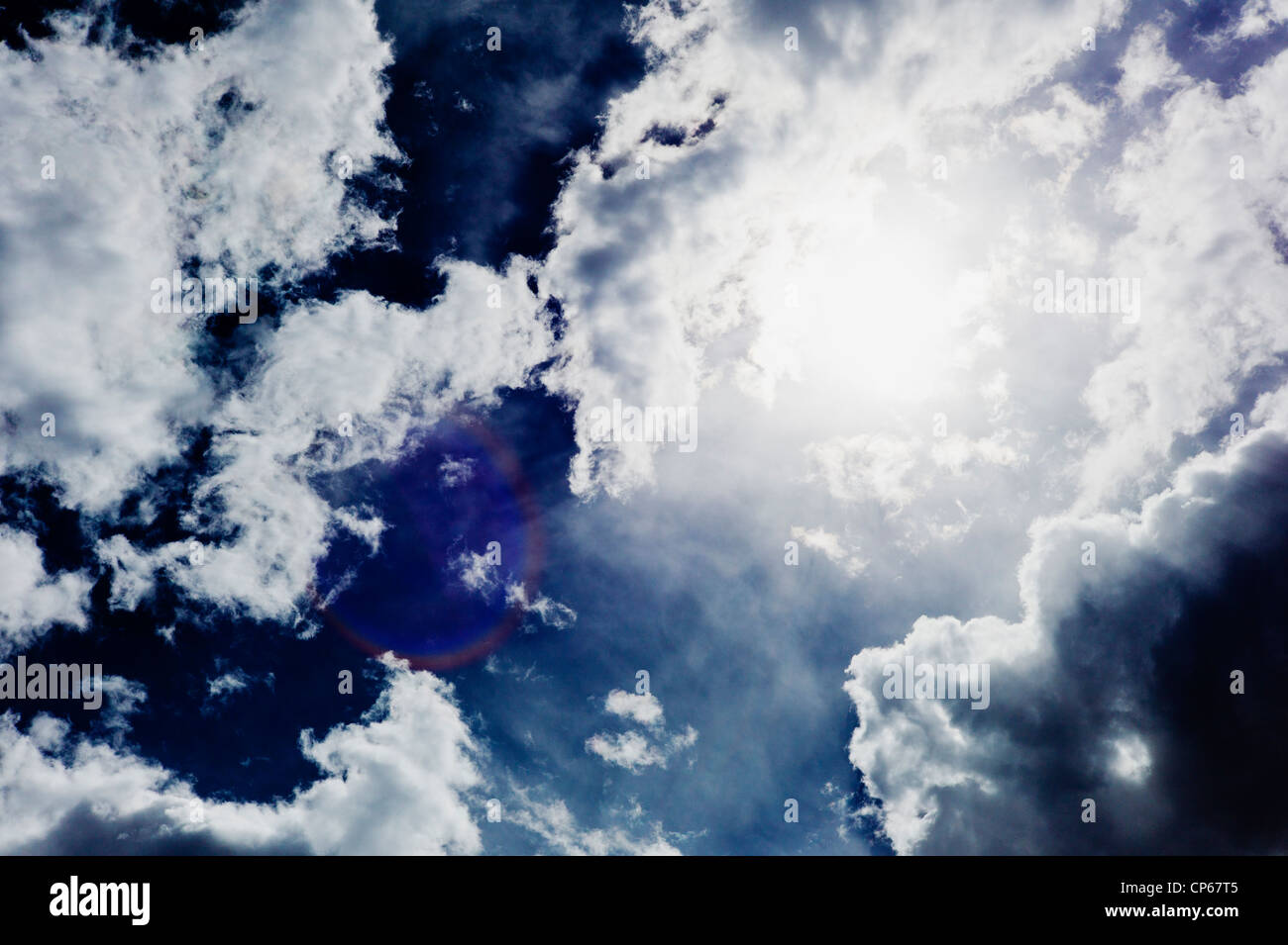 Puffy nuvole bianche contro il blu cobalto del cielo di Colorado Foto Stock