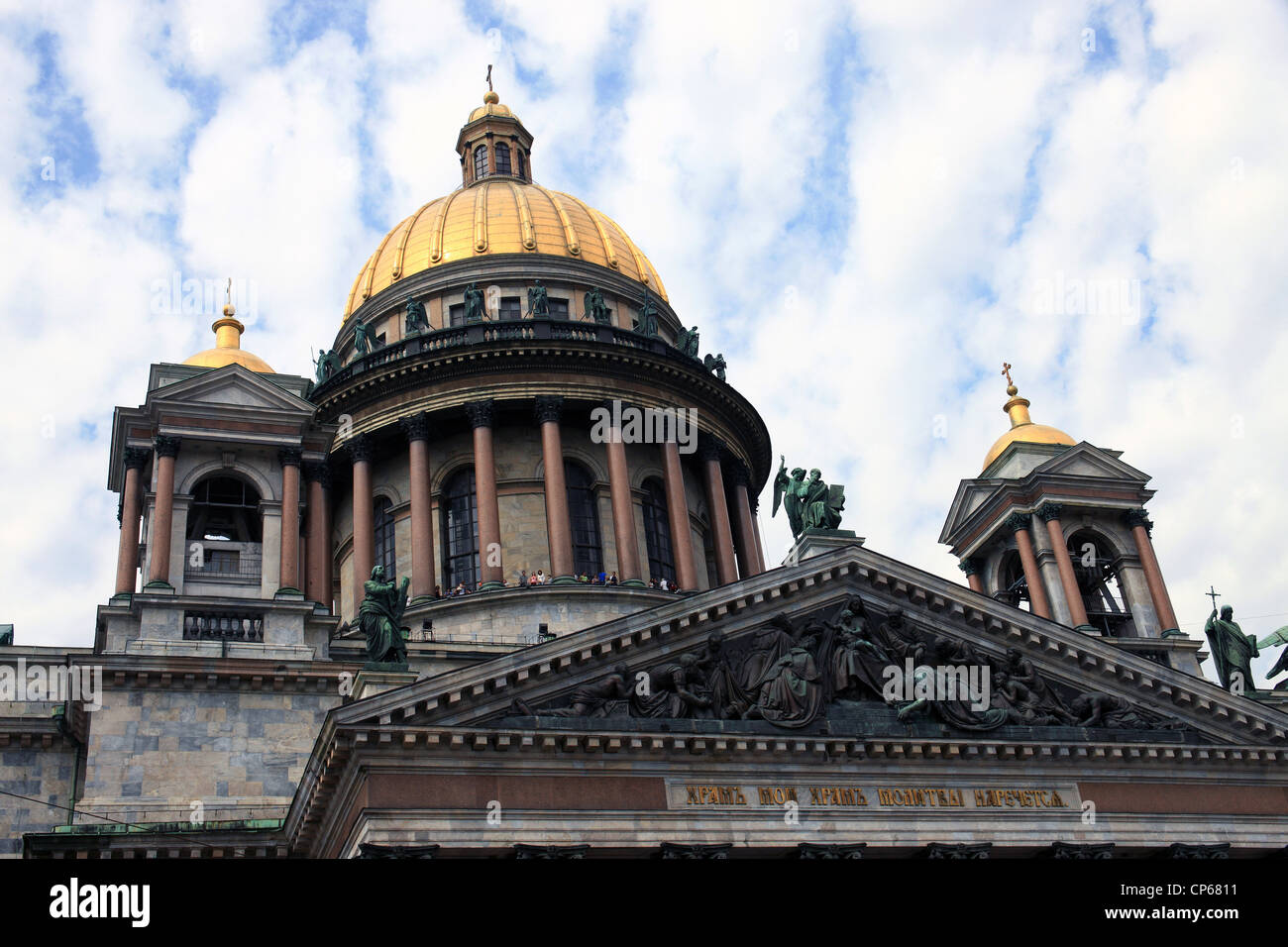 L'oro puro delle cupole della cattedrale di San Isacco San Pietroburgo Russia Foto Stock