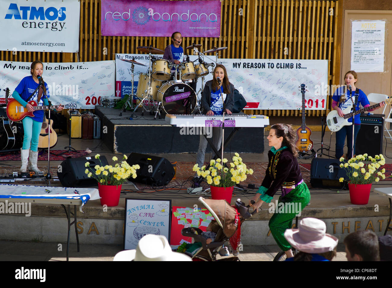 Musica e spettacoli dal vivo in Riverside Park, Salida, CO celebra la Cancro Tenderfoot salita; un evento di beneficenza Foto Stock