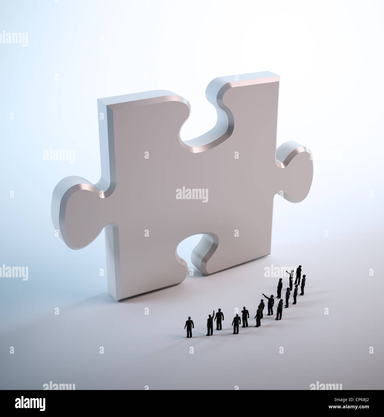 Piccolo popolo guardando un puzzle pezzo Foto Stock